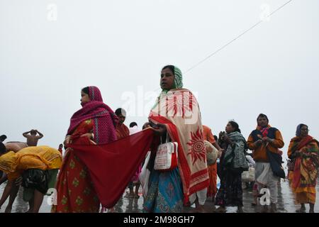 15. Januar 2023, Insel Sagar, Westbengalen, Sri Lanka: Nach den weitverbreiteten Auswirkungen von Covid-19 seit 2 Jahren ist in diesem Jahr ein deutlicher Anstieg der Gläubigen von Gangasagar Mela zu beobachten. Am 14. Und 15. Januar wurde der Fährdienst zwischen Kakdwip und Kachuberia aufgrund nebelbedingter Bedenken von Abend bis Morgen kurzzeitig ausgesetzt. Der Fluss der massiven Versammlungen wurde jedoch dank vier Bergbewegungen und Hunderten von Schiffsbewegungen erhalten. (Kreditbild: © Swattik Jana/Pacific Press via ZUMA Press Wire) NUR REDAKTIONELLE VERWENDUNG! Nicht für den kommerziellen GEBRAUCH! Stockfoto