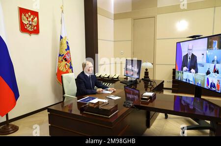 Novo-Ogaryovo, Russland. 17. Januar 2023. Der russische Präsident Wladimir Putin hält eine Telekonferenz mit Regierungsmitgliedern ab, um über die Wirtschaft zu diskutieren, und zwar vom offiziellen Sitz von Novo-Ogaryovo am 17. Januar 2023 in Novo-Ogaryovo, Moskau, Russland. Kredit: Mikhail Klimentyev/Kremlin Pool/Alamy Live News Stockfoto