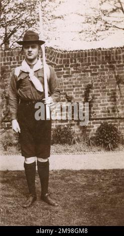 Der Junge (Albert Auerbach) posierte für sein Foto in Scout-Uniform im Garten seines Hauses in 1 Carlton Road, Ealing, West London. Stockfoto