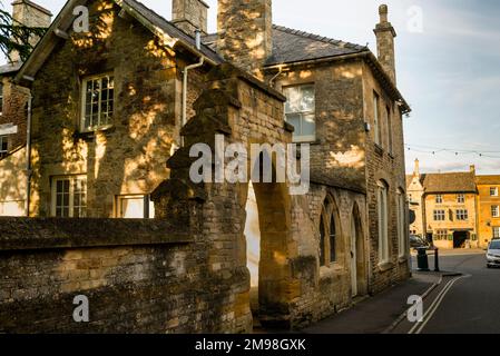 Die St. James Church im Cotswold Village Stow-on-the-Wold, England, wurde von der ersten Gradstufe in die Liste aufgenommen. Stockfoto