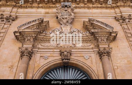 Modica, Sizilien. Fassade der Kirche St. Dominic. Obere Sektoreinheit des Haupteingangs. Stockfoto
