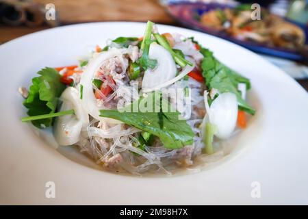 Würziger Salat oder Nudelsalat, thailändischer würziger Salat oder Vermicelli und Hackporksalat oder Vermicelli-Salat zum Servieren Stockfoto