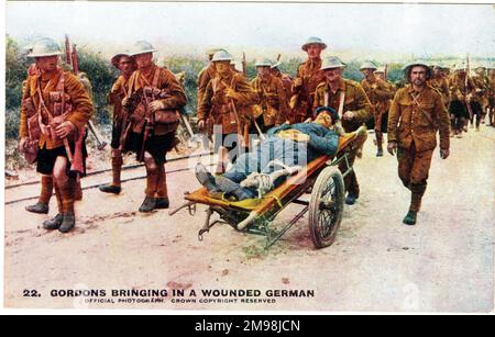 Gordon-Soldaten transportieren verwundete Deutsche, WW1. Stockfoto