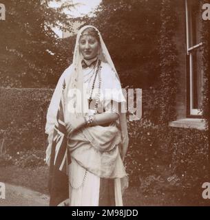 Junge Frau (Lucy Auerbach, 16 Jahre alt) in schicken Kleidern, mit britischer Flagge, in ihrem Garten in Ealing, West London. Stockfoto