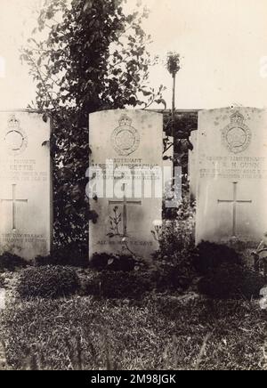 Grabsteine aus dem Ersten Weltkrieg, Sailly-Saillisel Militärfriedhof, Nordfrankreich, fotografiert im April 1930. In der Mitte befindet sich der Grabstein für Leutnant Albert, Mc Auerbach, des 1. Bataillonsregiments, Royal Fusiliers, der am 1. September 1918 im Alter von 24 Jahren in Bouchavesnes getötet wurde. Stockfoto