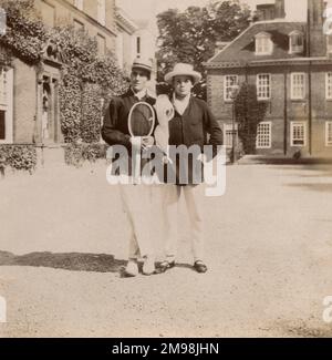 Zwei Schüler am Marlborough College, Wiltshire, für Tennis gekleidet. Stockfoto