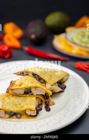 Quesadilla mit Hühnerfleisch und Bohnen und Guacamole mit Nachos Stockfoto