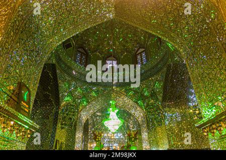 SHIRAZ, IRAN - 8. JULI 2019: Innenansicht von Imamzadeh-ye Ali EBN-e Hamze (Ali Ibn Hamza Mausoleum) in Shiraz, Iran Stockfoto