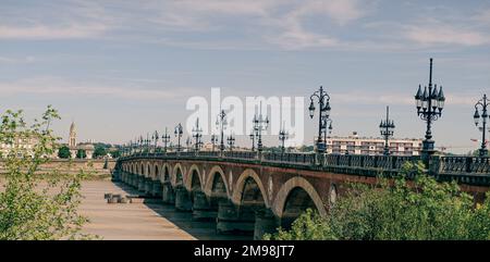 Bordeaux, Frankreich. Blick auf Pont de Pierre, vom historischen Zentrum mit Blick auf das Viertel La Bastide. Stockfoto
