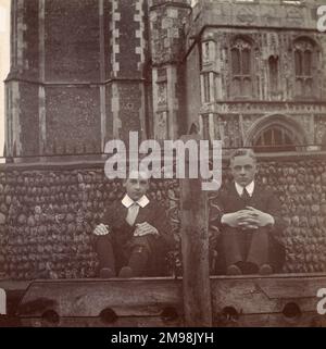 Zwei Jungs sitzen hinter den Aktien in Southwold, Suffolk, September 1910. Das sind Harold und Albert Auerbach. Stockfoto