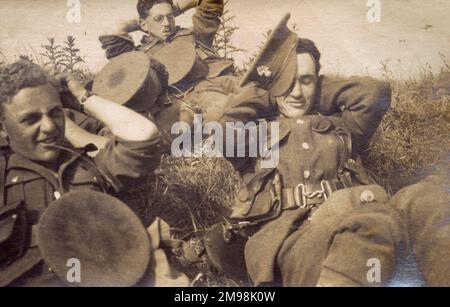 Drei junge Soldaten des Universitäts-Männerkorps, Royal Fusiliers, entspannen sich auf einer Route vom Clipstone Camp, nahe Mansfield, 21. Juli 1915. Auf der linken Seite ist Albert Auerbach. Stockfoto