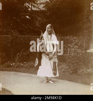 Junge Frau (Lucy Auerbach, 16 Jahre alt) in schicken Kleidern, mit britischer Flagge, in ihrem Garten in Ealing, West London. Stockfoto