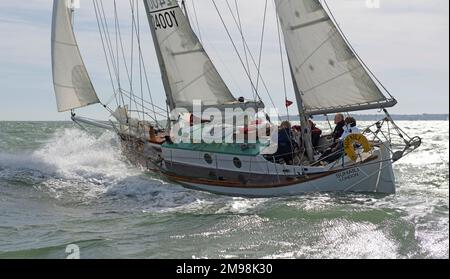 Suhaili, die Yacht, auf der Sir Robin Knox-Johnston als erste Person die Welt alleine und nonstop von 1968 bis 9 bereiste. Rennen bei Hamble Classics. Stockfoto