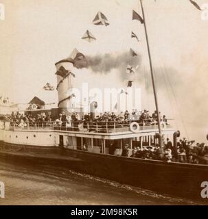 Die Walton Belle Paddle Dampfschiff, die am 19. September 1910 in Southwold, Suffolk, ihren letzten Aufruf der Sommersaison mit Passagieren an Bord macht. Stockfoto