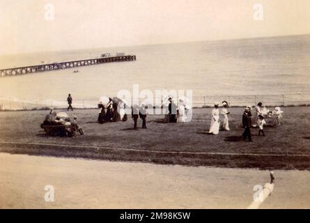 Leute, die am Sonntag einen Spaziergang am Meer in Southwold, Suffolk, machen, August 1907. Stockfoto