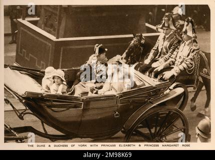 Der Herzog und die Herzogin von York mit Prinzessin Elizabeth und Prinzessin Margaret Rose, in einer offenen Kutsche auf dem Weg zur St Paul's Cathedral für den königlichen Silver Jubilee Thanksgiving-Gottesdienst am 6. Mai 1935, um König George V. und Königin Mary 25 Jahre auf dem britischen Thron zu feiern. Stockfoto