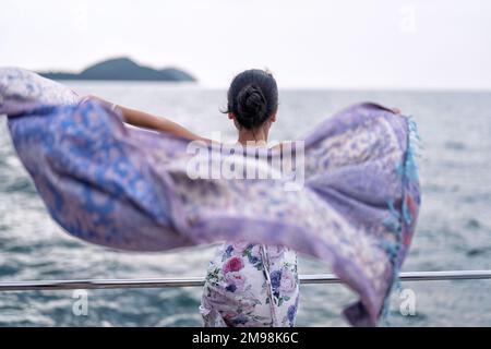 Wunderschönes Mädchen viel Spaß beim Segeln im Meer auf der Yachtterrasse genießen Sie die fantastische Aussicht und Selfie Stockfoto