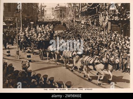 König George V. und Königin Mary in einer offenen Kutsche auf dem Weg zur St Paul's Cathedral für die königliche Gedenkfeier zum Silberjubiläum am 6. Mai 1935, um 25 Jahre auf dem britischen Thron zu feiern. Hier sehen Sie die königliche Prozession, die in den Strand eintritt. Stockfoto