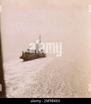 Das Walton Belle Paddle-Dampfschiff, das am 19. September 1910 in Southwold, Suffolk, vom Pier abfährt, mit Passagieren an Bord. Stockfoto