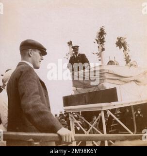 Die Walton Belle Paddle Dampfschiff, die am 19. September 1910 in Southwold, Suffolk, ihren letzten Aufruf der Sommersaison mit Passagieren an Bord macht. Hier in Uniform ist Captain Mills, der dem piermaster Auf Wiedersehen sagt (nicht sichtbar). Stockfoto