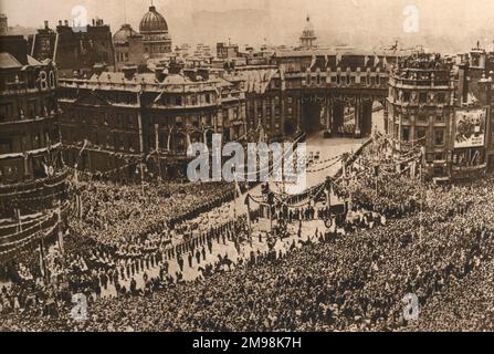 Luftaufnahme der königlichen Prozession, die sich dem Admiralitätsbogen nähert, am 6. Mai 1935, während der Rückreise von König George V und Königin Mary von der St Paul's Cathedral zum königlichen Dankesgottesdienst zum Silberjubiläum, bei dem 25 Jahre auf dem britischen Thron gefeiert werden. Stockfoto