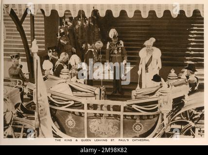 König George V und Königin Mary verlassen die St Paul's Cathedral nach dem Royal Silver Jubilee Thanksgiving-Gottesdienst am 6. Mai 1935, um 25 Jahre auf dem britischen Thron zu feiern. Stockfoto