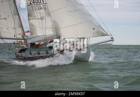 Suhaili, die Yacht, auf der Sir Robin Knox-Johnston als erste Person die Welt alleine und nonstop von 1968 bis 9 bereiste. Rennen bei Hamble Classics. Stockfoto