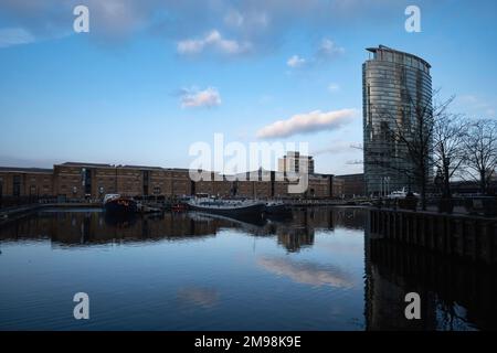 London - 01 26 2022 Uhr: Blick auf die North Docks bei Canary Wharf und die North Dock Footbridge im Hintergrund Stockfoto