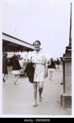 Margate, Kent - selbstbewusste, starke Frau im Sommerensemble, die am Meer entlang spaziert. Stockfoto