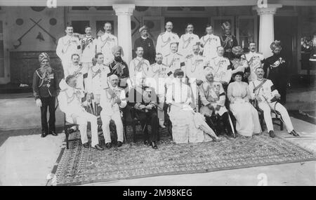 Gruppenfoto, einschließlich König George V. und Königin Mary mit britischen und indischen Würdenträgern während ihres Besuchs in Indien zur Krönung der Durbar Zeremonie. Stockfoto