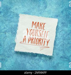 Machen Sie sich selbst zu einer Priorität – inspirierende Ratschläge oder Erinnerungen, Handschrift auf einem Kunstpapier, Selbstpflege und Konzept der persönlichen Entwicklung Stockfoto