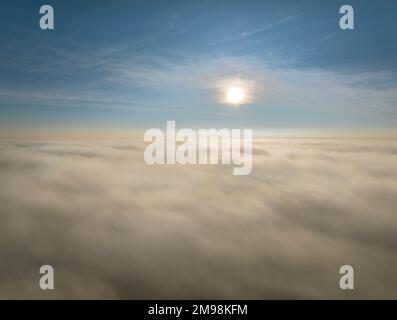 Sonnenaufgang über einer dichten Nebelschicht im Norden Colorados, Luftaufnahme Stockfoto