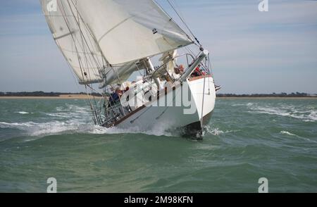 Suhaili, die Yacht, auf der Sir Robin Knox-Johnston als erste Person die Welt alleine und nonstop von 1968 bis 9 bereiste. Rennen bei Hamble Classics. Stockfoto