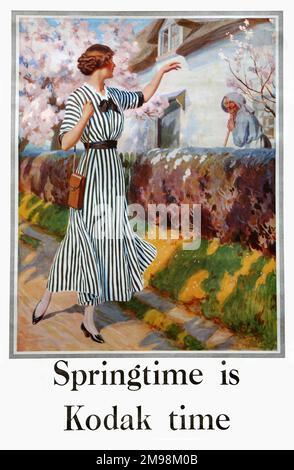 Poster, Frühling ist Kodak Time und zeigt das Kodak Girl in ihrem unverwechselbaren schwarz-weiß gestreiften Kleid. Stockfoto