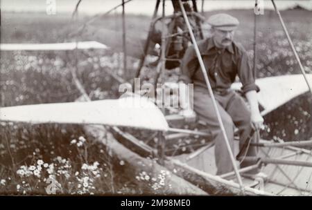 1909 besaß die Aeronautical Society of Great Britain (die sich zur Royal Aeronautical Society entwickeln sollte) in Dagenham ein experimentelles Fluggelände. Major Baden Fletcher Smyth Baden-Powell (1860-1937) war ein führendes früheres Mitglied und Wohltäter der Royal Aeronautical Society. Dieses Foto zeigt B. F. S. Baden-Powells „Quadruplane“ am Flugfeld von Dagenham. Stockfoto