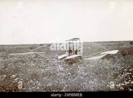 1909 besaß die Aeronautical Society of Great Britain (die sich zur Royal Aeronautical Society entwickeln sollte) in Dagenham ein experimentelles Fluggelände. Major Baden Fletcher Smyth Baden-Powell (1860-1937) war ein führendes früheres Mitglied und Wohltäter der Royal Aeronautical Society. Dieses Foto zeigt B. F. S. Baden-Powells „Quadruplane“ am Flugfeld von Dagenham. Stockfoto