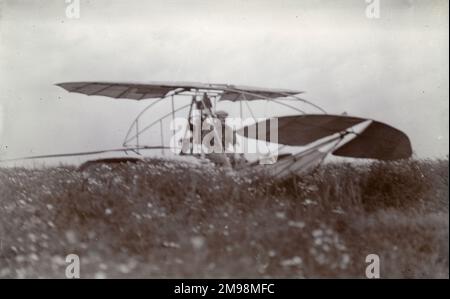 1909 besaß die Aeronautical Society of Great Britain (die sich zur Royal Aeronautical Society entwickeln sollte) in Dagenham ein experimentelles Fluggelände. Major Baden Fletcher Smyth Baden-Powell (1860-1937) war ein führendes früheres Mitglied und Wohltäter der Royal Aeronautical Society. Dieses Foto zeigt B. F. S. Baden-Powells „Quadruplane“ am Flugfeld von Dagenham. Stockfoto