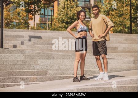 Sportliches Paar, das draußen für die Kamera posiert Stockfoto