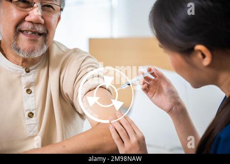 Asiatischer alter Mann, der mit einer Krankenschwester eine Coronavirus-Impfung erhält Stockfoto