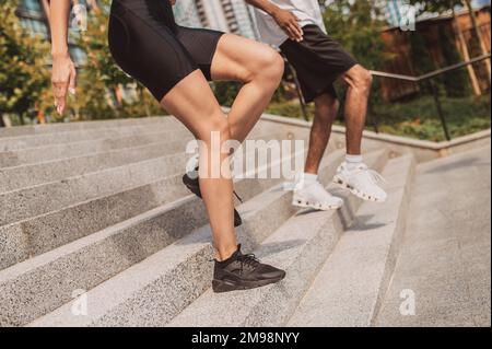 Sportler, die auf den Stufen eine Balance trainieren Stockfoto