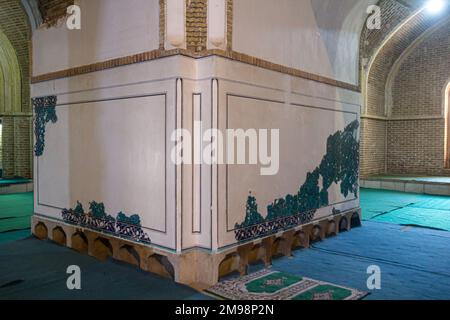 TABRIZ, IRAN - 16. JULI 2019: Beschädigte Fliesen in der Blauen Moschee in Tabriz, Iran Stockfoto