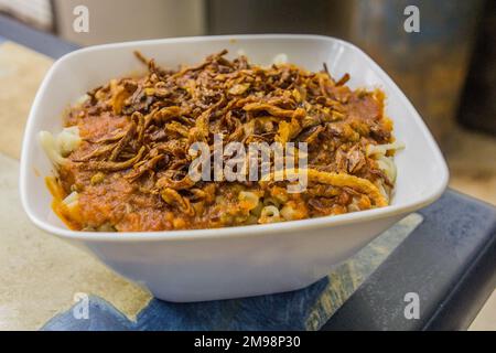 Schüssel des ägyptischen Nationalgerichts Koshari Stockfoto