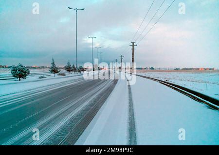 Eine verschneite Straße Stockfoto