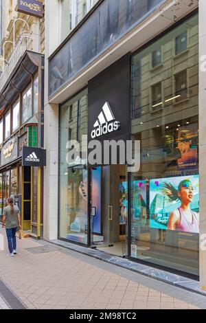 Budapest, Ungarn - 31. Juli 2022: Adidas Sports Shop in der Vaci Street in der Hauptstadt. Stockfoto