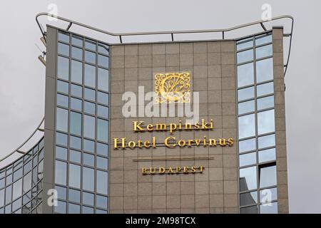 Budapest, Ungarn - 31. Juli 2022: Goldenes Schild im Luxushotel Kempinski Corvinus in der ungarischen Hauptstadt. Stockfoto