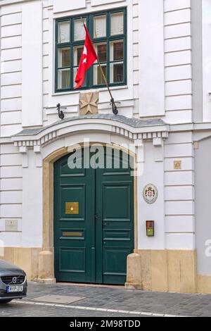 Budapest, Ungarn - 31. Juli 2022: Souveräner militärischer Hospitalerorden von St. John Jerusalem Rhodos und Malta im ersten Bezirk. Stockfoto