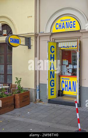 Budapest, Ungarn - 31. Juli 2022: Money Exchange Shop Northline Change in Vaci Street im Stadtzentrum der Hauptstadt. Stockfoto