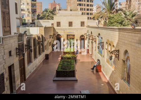 KAIRO, ÄGYPTEN - 28. JANUAR 2019: Garten der Hängenden Kirche in Kairo, Ägypten Stockfoto