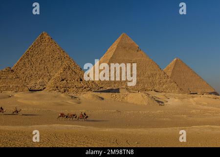 KAIRO, ÄGYPTEN - 28. JANUAR 2019: Kamelreiter vor den Großen Pyramiden von Gizeh, Ägypten Stockfoto