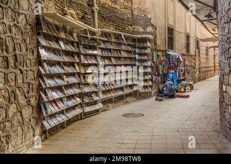 KAIRO, ÄGYPTEN - 28. JANUAR 2019: Straßenbuchladen im koptischen Teil von Kairo, Ägypten Stockfoto